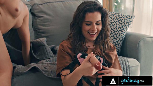 Chanel Camryn Ringing the Door as Sexy Courier to Fuck Summer Col with Strap-On Pounding and Cowg