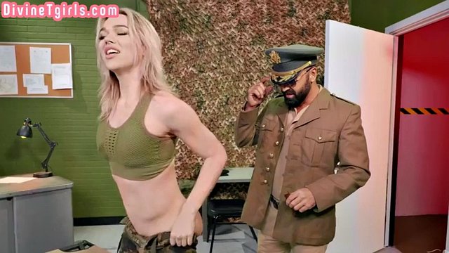 Transexual del ejército con curvas follada a pelo por el oficial antes de soplar