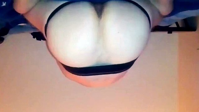 garçon baise le cul avec des jouets tout en portant un jockstrap