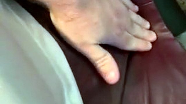 Büro-Sissy spielt mit ihrer Klitoris