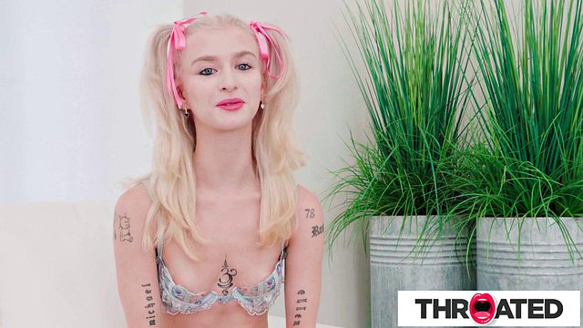 Gola - La succosa Barbie Bimbo è dipendente dal succhiare il cazzo - Emma Rosie