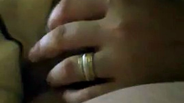 Ręka macochy wsuwa się pod koc i naprawdę szarpie kutasa pasierba