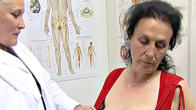 La nonna lesbica lecca e scopa il suo vicino paffuto