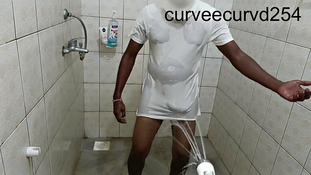 Shemale dal culo grosso Twerks gocciola nella doccia, succhia e viene scopata