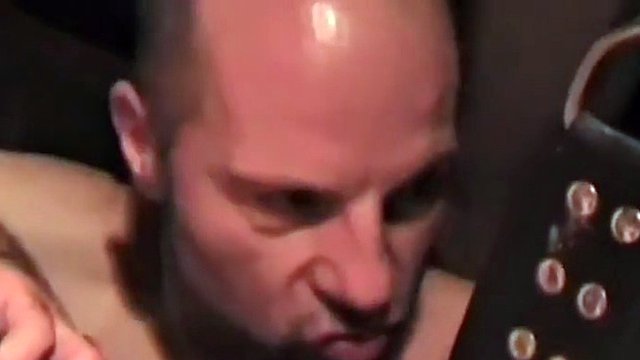 Ein echter deutscher Schwuler wird nach dem Analsex in einer Sling-Orgie umrandet und gefingert