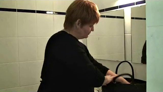 Sono semplicemente arrapato e sono sparito nel bagno degli uomini
