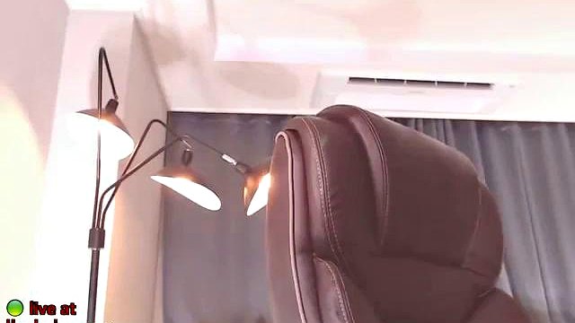 Самая горячая азиатская крошка мастурбирует в колготках: большие сиськи, любительское и соло порно