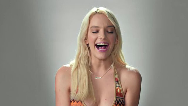Una splendida ragazza si sditalina da sola la figa rasata dopo il casting
