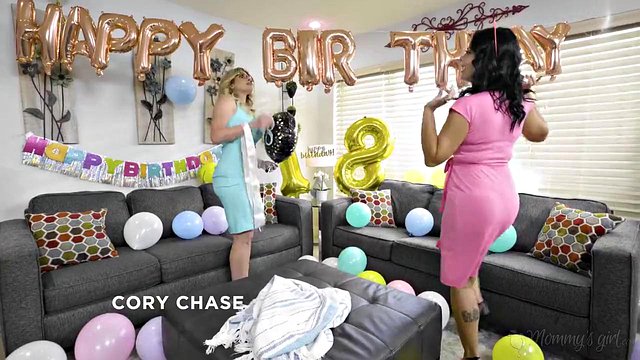Üvey Annenin Kızı - MILFler Cory Chase ve Nadia White, Üvey Kızları Leah Lee'yi Gelenekle Kutluyorlar