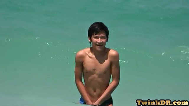 瘦的亞洲twink深腹部戶外