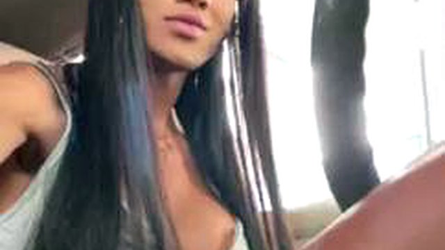 Piękna Tgirl Laura Saenz zostaje wciągnięta w jej samochodzie