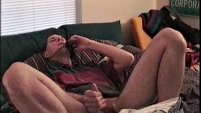 Ayıp konuşan üniversite öğrencisi erkek arkadaşı için telefonda seks yaparken ve video kaydederken 7 inçlik kalın sünnetli yarrakını gerizekalı yapıyor