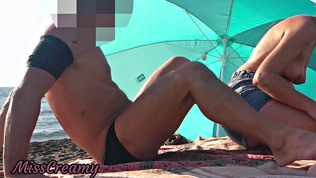 L'esibizione impertinente sulla spiaggia di Miss Creamy con un'enorme presa in giro da un grosso cazzo fa venire la sborra al patrigno