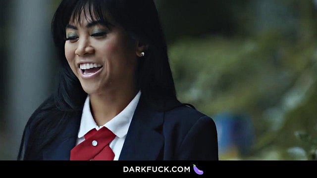 Nena asiática caliente es follada por una gran polla negra y le encanta