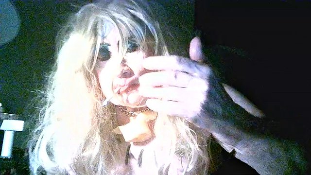 Sarah 'FuckPig Slut' Millward, fume, se branle, se baise, lui pince les tétons et la langue, lui écrase une tarte à la crème au visage