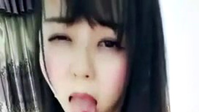 coreano cam adolescente em meia-calça fode vibrador