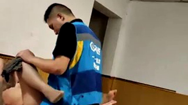 After delivering the food, the delivery boy came back to look for the smell of his mother's cunt. He inserted his lower brother into the mature woman's pussy and ravaged her like crazy.