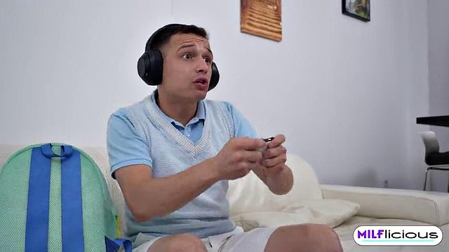 تم القبض عليه بتهمة تخطي الكلية مع فاتنة شقراء كيت داليا