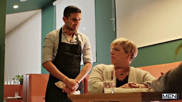 Chicos ardientes intiman en el restaurante en un dúo ardiente