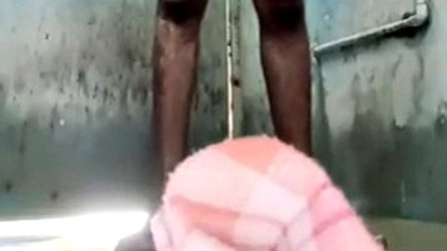 Ragazzi che fanno il bagno in bagno